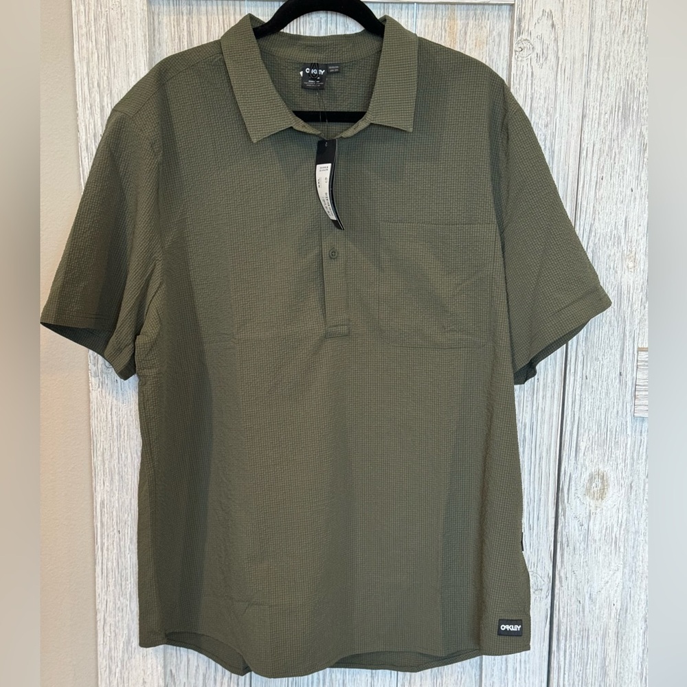 Oakley pull over shirt for men size XXL. Runs small NO STRETCH